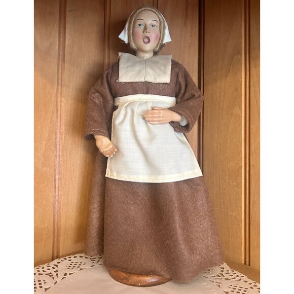Vintage Pilgrim Woman Figurine Caroler Brown Felt Dress White Apron Bonnet - Picture 1 of 7
